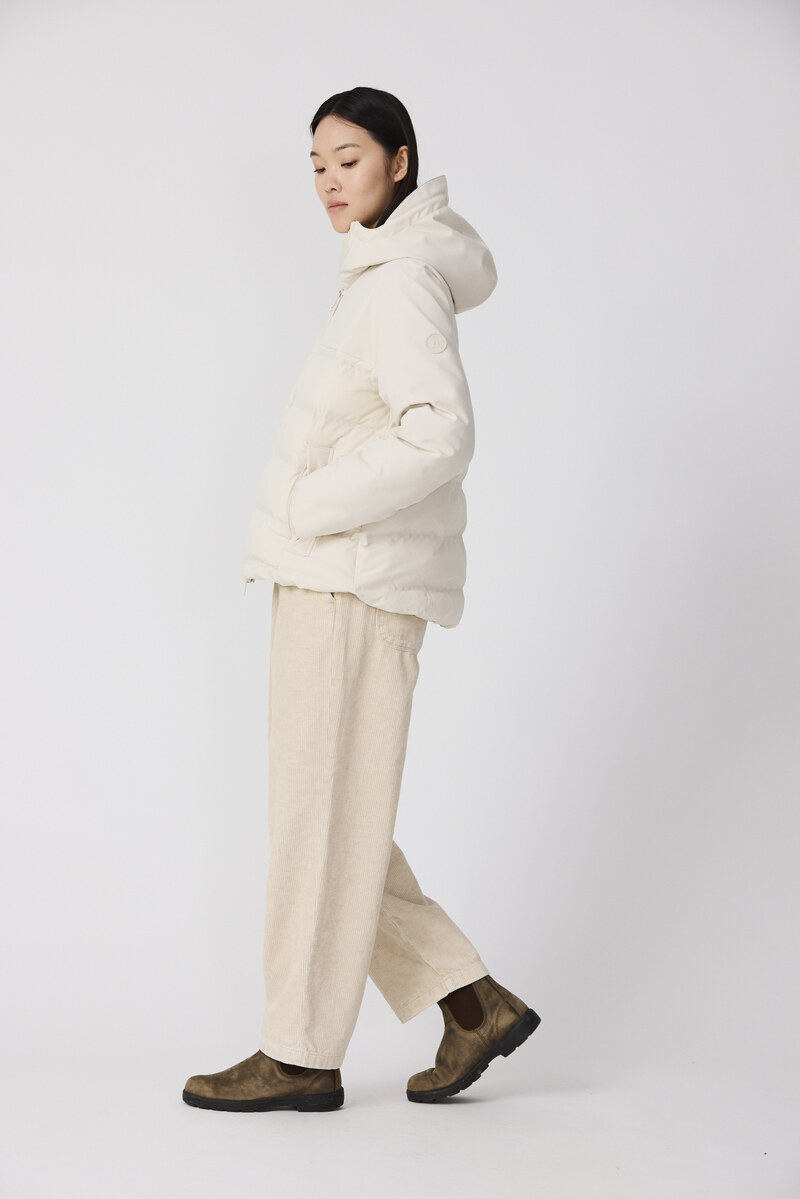 CHAQUETA CORTA TEMPESTA COLOR CREMA 4